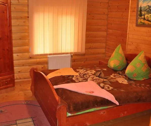 сосновий двір Hotel Kossiw
