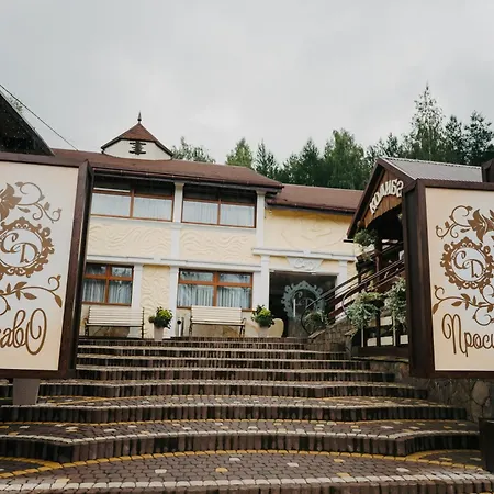 сосновий двір